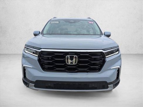 Used 2025 Honda Pilot Touring image 2