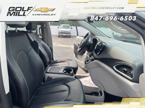 Used 2023 Chrysler Pacifica Touring-L FWD image 31