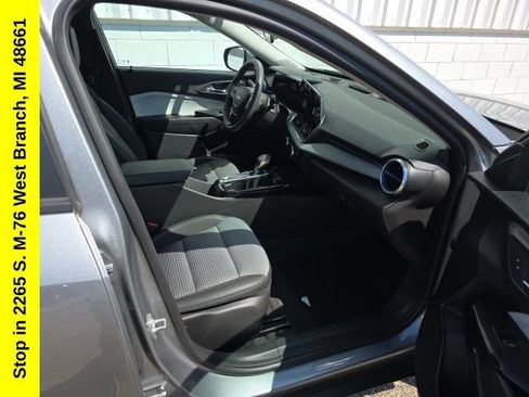 Used 2025 Chevrolet Trax LT FWD image 39