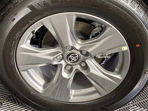 Used 2025 Toyota RAV4 XLE image 30