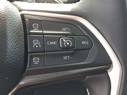 Certified 2023 Jeep Grand Cherokee Laredo w/ Luxury Tech Group I AWD/4WD image 24