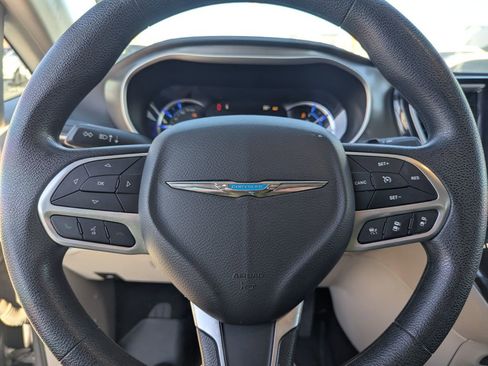 Used 2021 Chrysler Pacifica Touring image 20