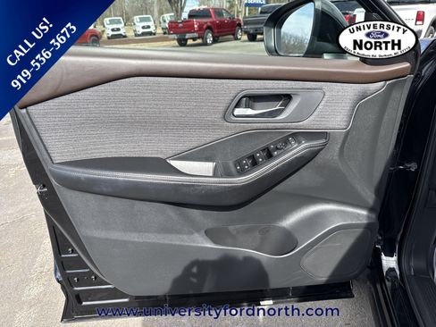 Used 2023 Nissan Rogue SV image 12