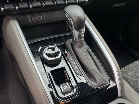 Used 2024 Chevrolet Colorado ZR2 w/ Technology Package image 18