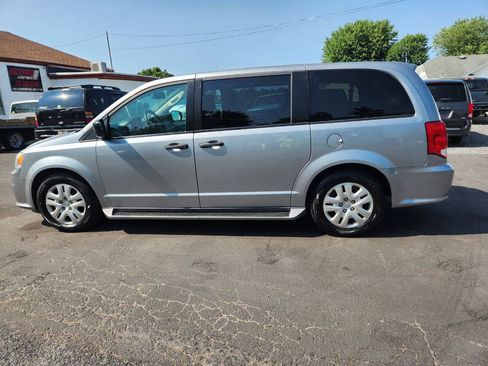 Used 2019 Dodge Grand Caravan SE w/ UConnect Hands-Free Group FWD image 6