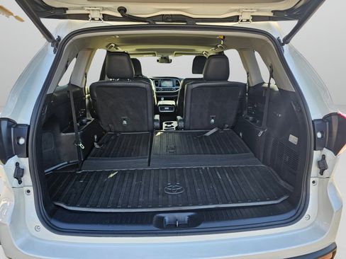 Used 2017 Toyota Highlander SE image 17