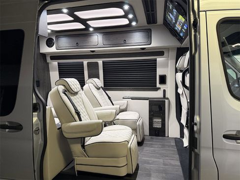 Used 2024 Mercedes-Benz Sprinter 2500 image 2