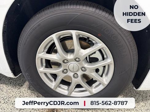 New 2027 Chrysler Pacifica Select FWD image 13