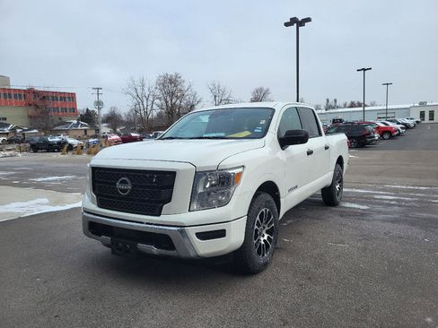 Used 2023 Nissan Titan SV image 7