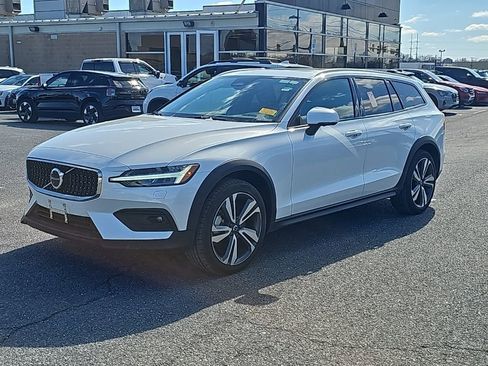 Used 2025 Volvo V60 B5 Cross Country Plus image 15