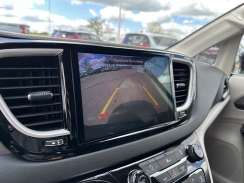 Used 2022 Chrysler Pacifica Touring-L FWD image 31