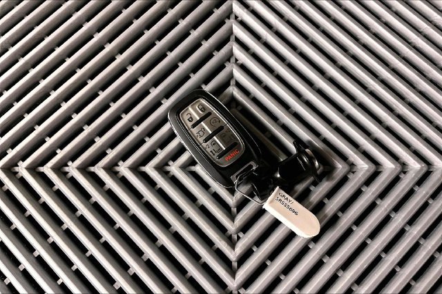 Used 2025 Chrysler Pacifica Select FWD image 11