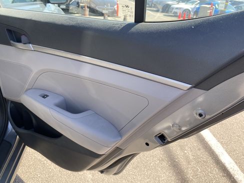 Used 2018 Hyundai Elantra SE FWD image 14