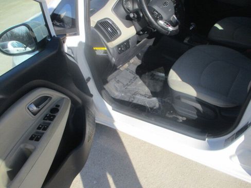 Used 2012 Kia Rio EX w/ Convenience Pkg image 9