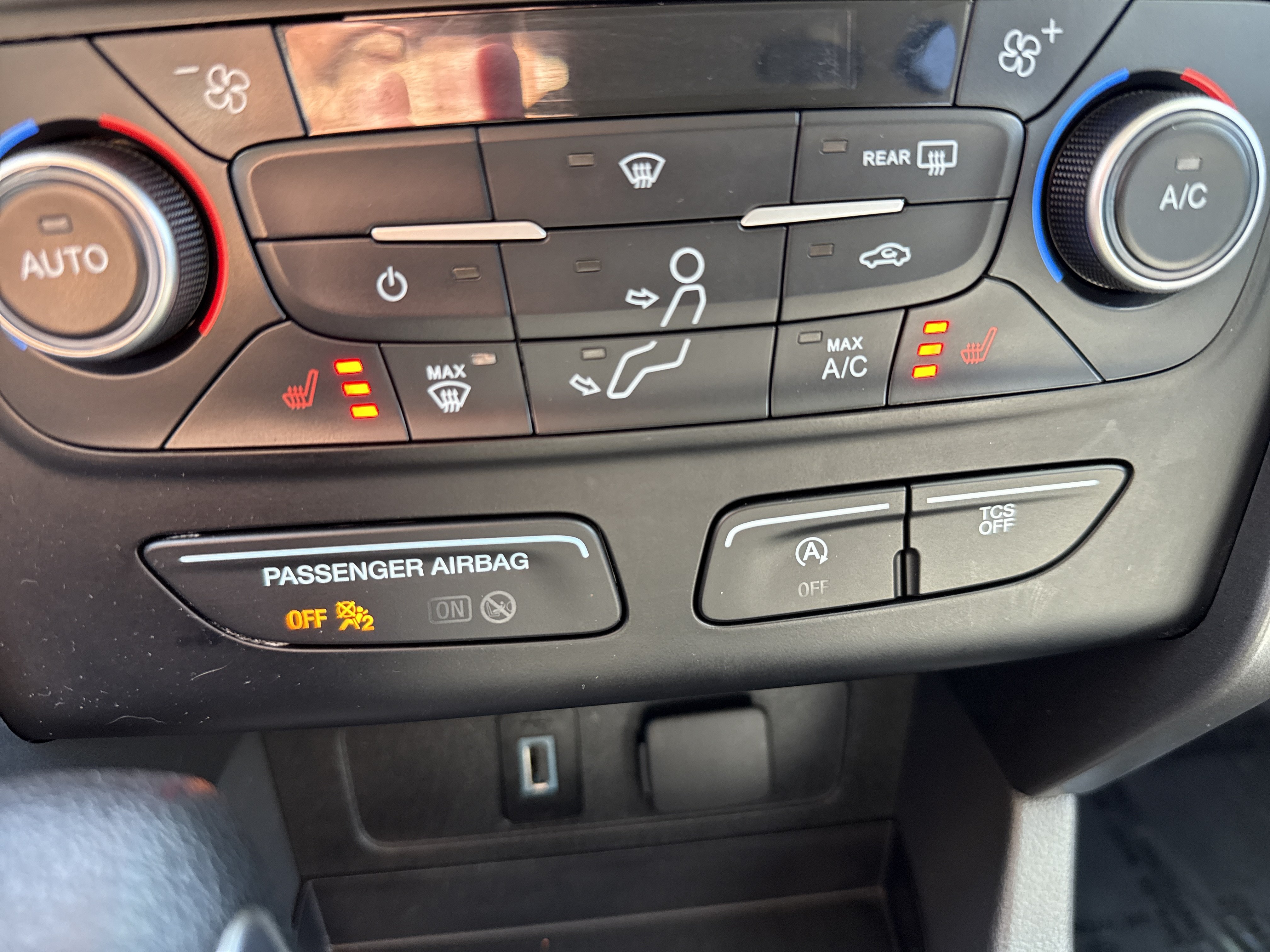 Used 2018 Ford Escape SE w/ Ford Safe & Smart Package AWD/4WD image 27