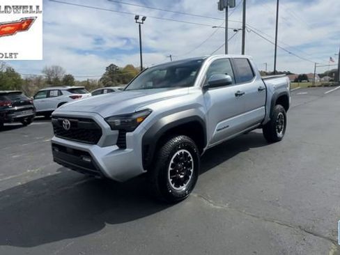 Used 2025 Toyota Tacoma TRD Off-Road AWD/4WD image 4