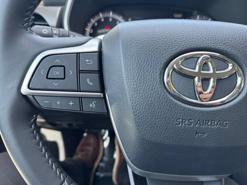Used 2024 Toyota Highlander XLE AWD/4WD image 29