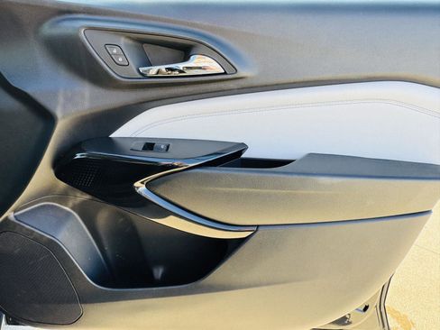 Used 2025 Chevrolet Trax LT w/ LT Convenience Package image 28