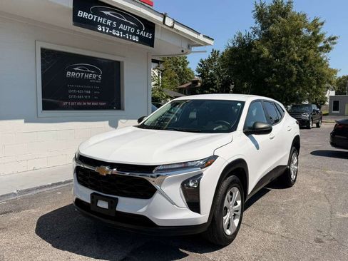 Used 2024 Chevrolet Trax LS w/ Driver Confidence Package FWD image 4