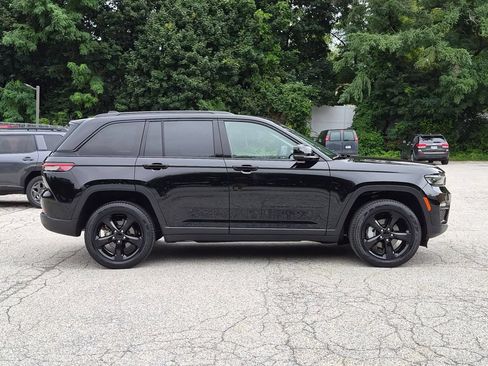 Used 2023 Jeep Grand Cherokee Limited w/ Black Appearance Package AWD/4WD image 2