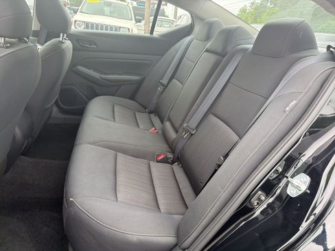 Used 2025 Nissan Altima 2.5 SV FWD image 9