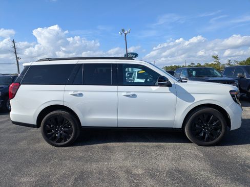 Certified 2025 Ford Expedition Platinum w/ Stealth Appearance Package AWD/4WD image 3