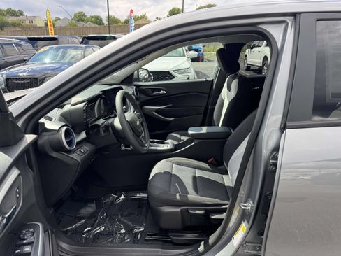 Used 2025 Chevrolet Trax LS w/ LS Convenience Package FWD image 19