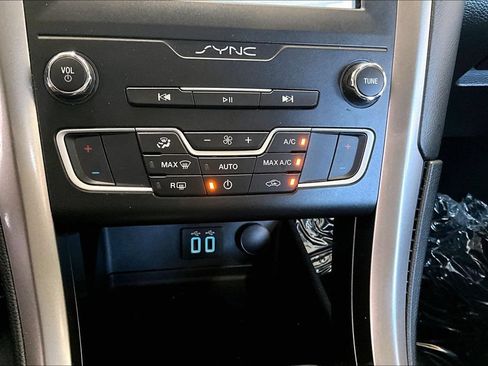 Used 2019 Ford Fusion SE FWD image 15