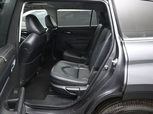 Used 2023 Toyota Highlander XLE AWD/4WD image 29