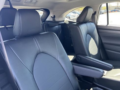 Used 2025 Toyota Highlander XLE image 21