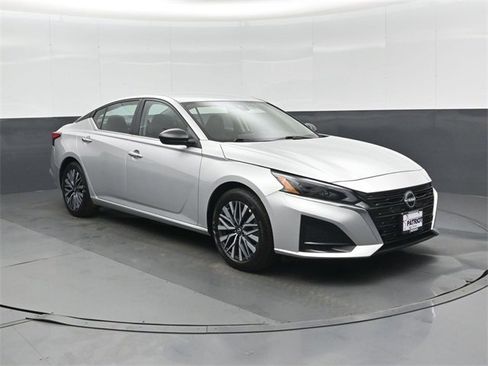 Used 2025 Nissan Altima 2.5 SV image 1