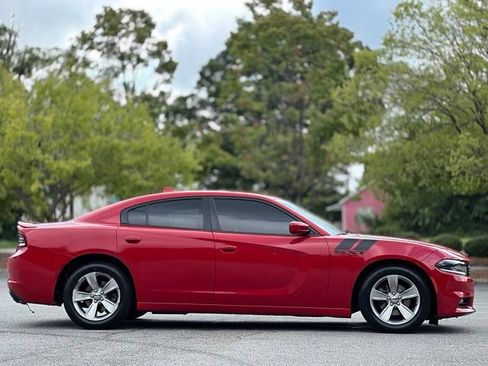 Used 2015 Dodge Charger SXT RWD image 4