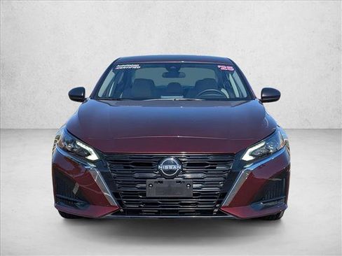 Used 2025 Nissan Altima 2.5 SV FWD image 2