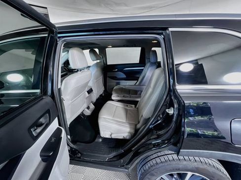 Used 2019 Toyota Highlander XLE FWD image 27