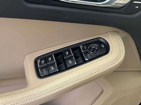 Certified 2025 Porsche Macan image 28