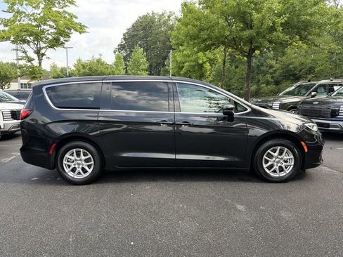 Used 2023 Chrysler Pacifica Touring-L FWD image 8
