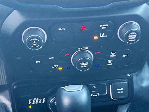 Used 2023 Jeep Renegade Trailhawk image 16