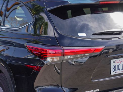 Used 2021 Toyota Highlander L image 13