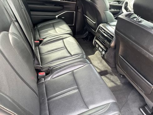 Used 2024 Jeep Wagoneer L Series II RWD image 21