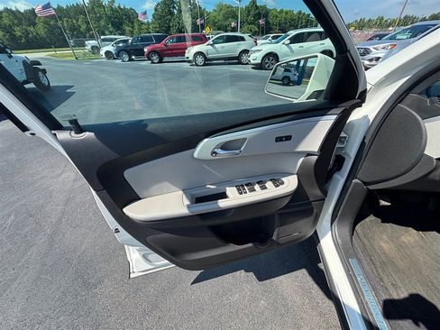 Used 2011 Chevrolet Traverse LTZ FWD image 14
