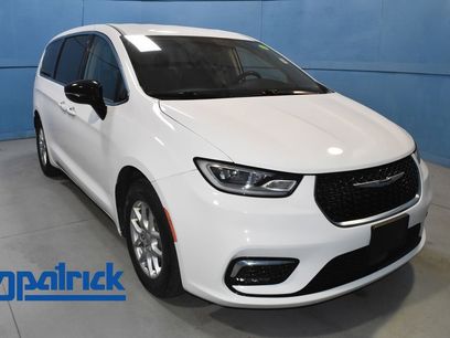 Used 2024 Chrysler Pacifica Touring-L