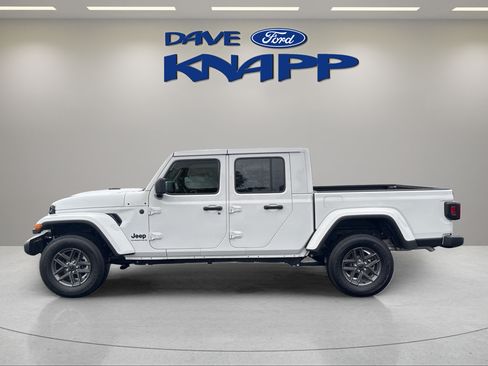 Used 2025 Jeep Gladiator Sport AWD/4WD image 4