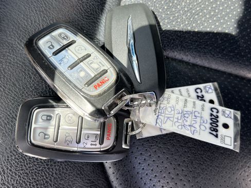 Used 2020 Chrysler Pacifica Touring-L w/ Advanced Safetytec Group FWD image 38