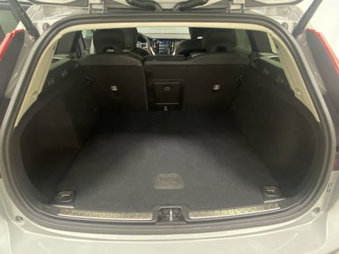 Used 2025 Volvo V60 B5 Cross Country Plus image 8