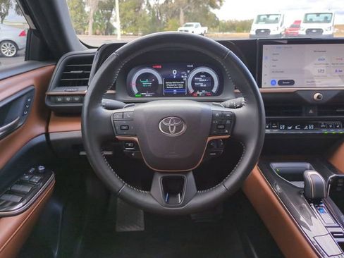 Used 2025 Toyota Crown Signia image 17