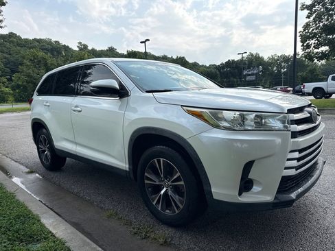 Used 2019 Toyota Highlander LE FWD image 3