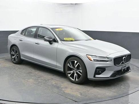 Used 2025 Volvo S60 B5 Core image 2