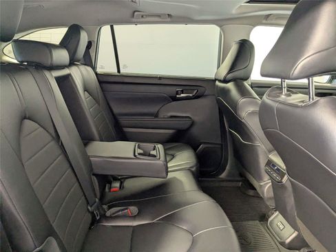 Used 2022 Toyota Highlander XLE AWD/4WD image 30