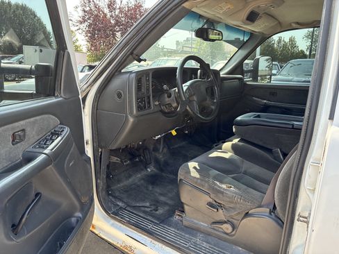 Used 2005 Chevrolet Silverado 3500 LS w/ Heavy-Duty Power Package AWD/4WD image 10