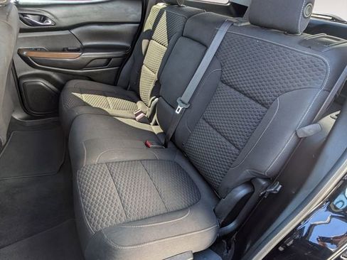 Used 2018 GMC Acadia SLE image 28